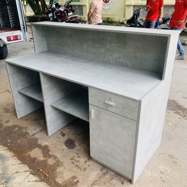 Thanh lý quầy tiếp tân 2m4 màu xám xi măng mới 98%