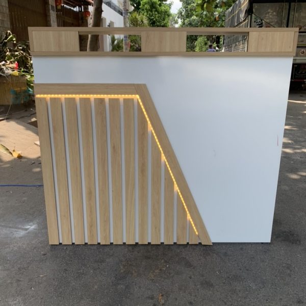 Quầy tiếp tân màu vân gỗ trắng có đèn