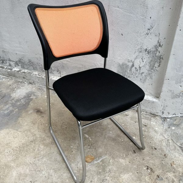 Ghế chân quỳ màu cam văn phòng mới