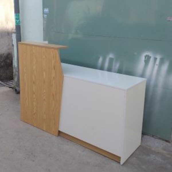 Thanh lý quầy lễ tân ngang 1m6 tồn kho mới 99%