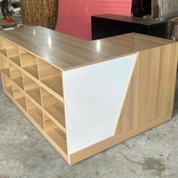 Bàn quầy tư vấn 2M*1M gỗ MDF phủ melamin mới 98%