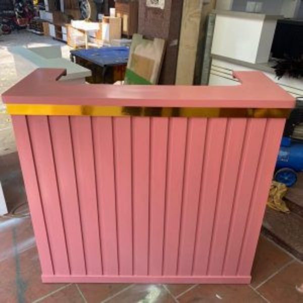 Thanh lý quầy lễ tân gỗ MDF 1m2 màu hồng mới 100%