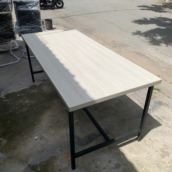 Thanh lý bàn họp 1m8*80cm mới 95%