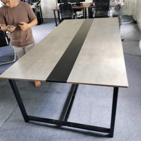 Bàn họp văn phòng 2m4 chân sắt mặt gỗ MDF mới 99%