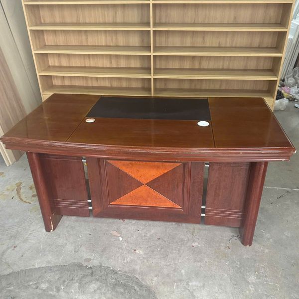 Thanh lý bàn giám đốc văn phòng 1M8 mới 95%