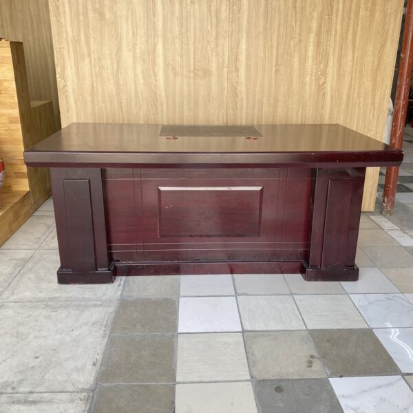 Thanh lý bàn giám đốc văn phòng 1M8 mới 95%