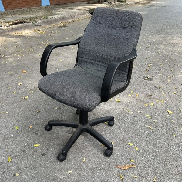 Ghế văn phòng chân xoay bọc nỉ hòa phát mới 95%