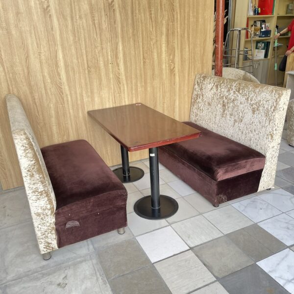 Thanh lý bộ bàn ghế cafe co lưng tại phòng lạnh mới 95%