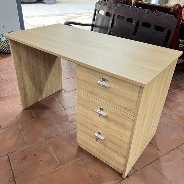 Bàn làm việc 1m2*60cm có 3 hộc mới 98%