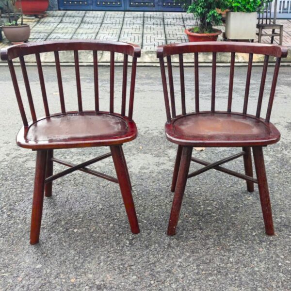 Ghế cafe gỗ 9 nan màu nâu tồn kho mới 99%