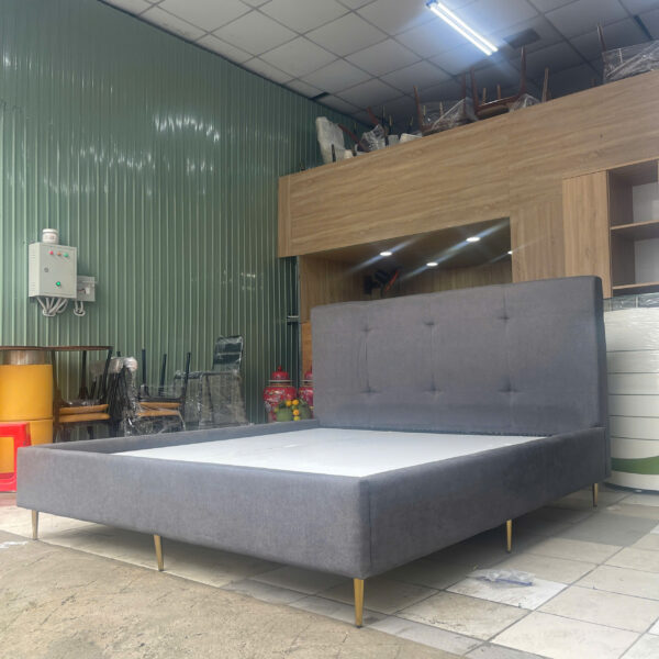 Thanh lý giường bọc vải 1m8 x 2m mới 90%