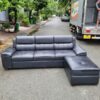 Bộ sofa chữ L bọc da màu đen mới 95%
