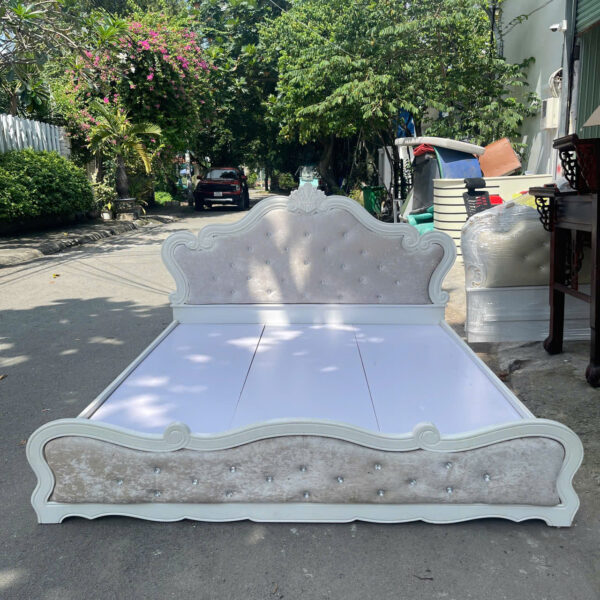 Giường hoàng gia 1m8 x 2m mới 95% giá rẻ