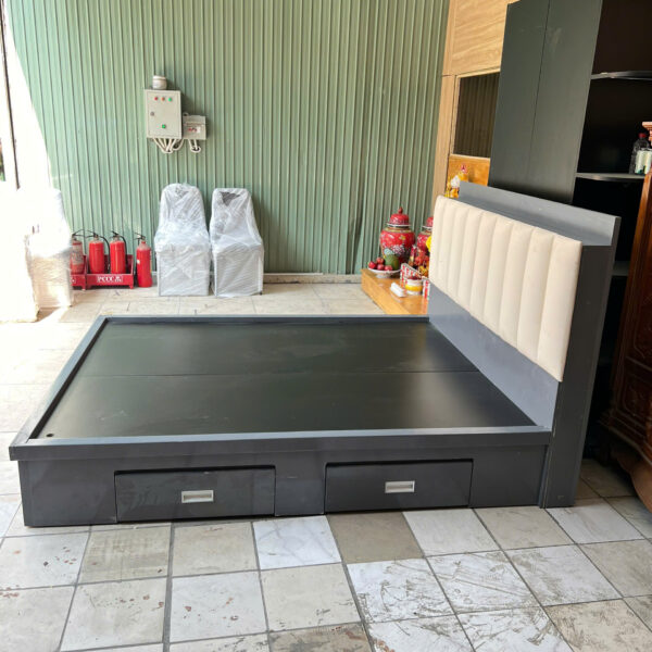 Thanh lý giường gỗ cũ 1m6 có nệm có hộc