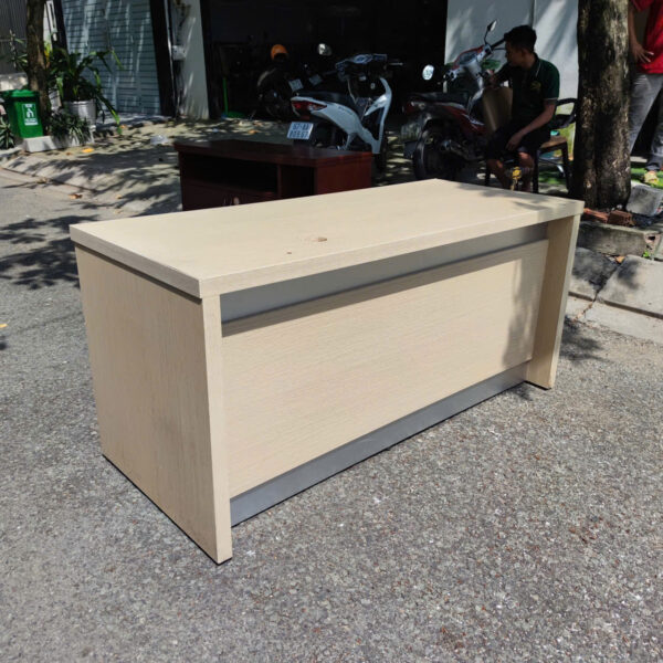 Thanh lý bàn giám đốc gỗ MDF kem phối trắng hiện đại