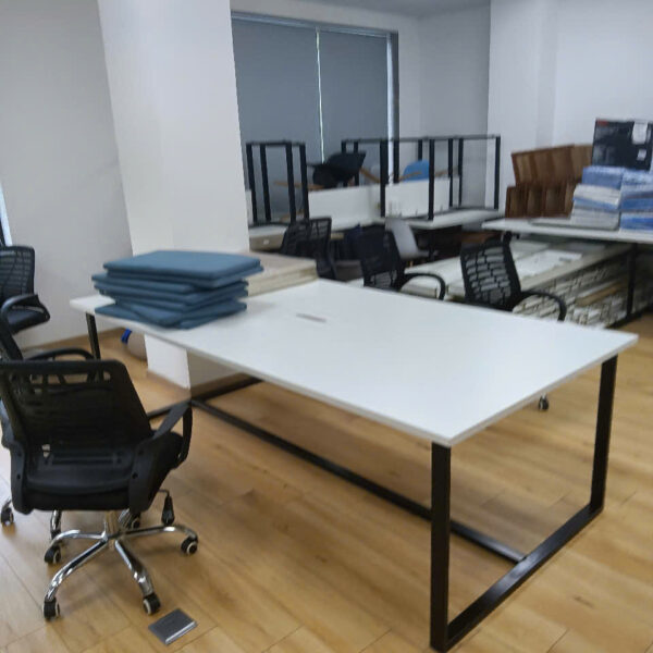 Thanh lý bàn họp 2m4 x 1m2 chân sắt mặt trắng mới 95%