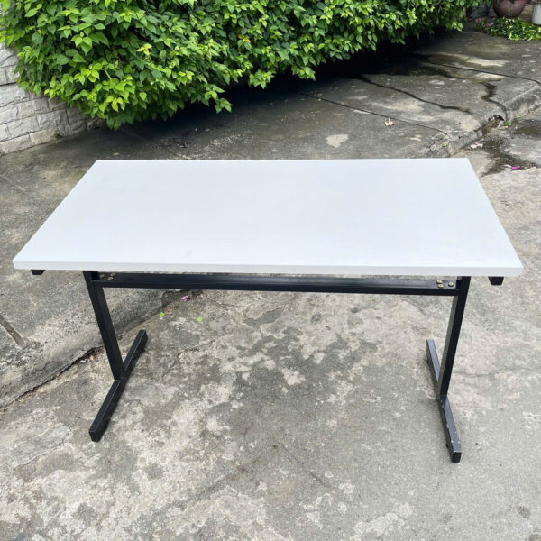 Thanh lý số lượng 50 bàn làm việc chân sắt 1m2 x 60cm mới 90%