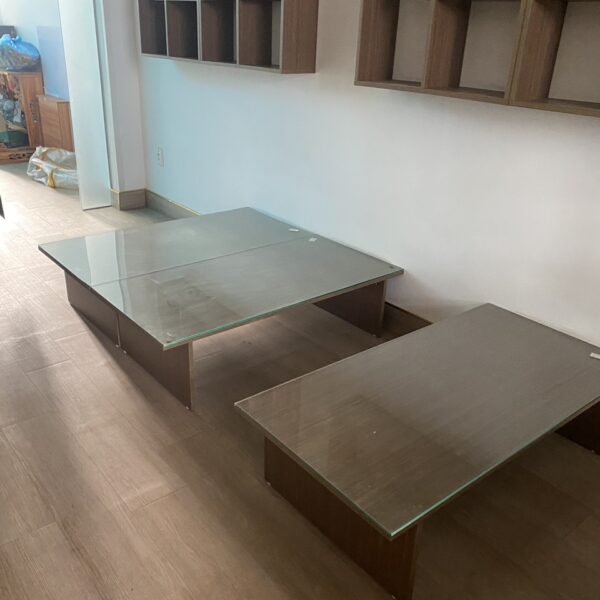 Thanh lý bàn bệt màu nâu gỗ có mặt kính giá rẻ