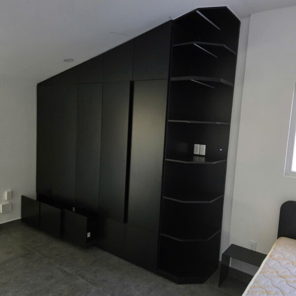 Thanh lý tủ áo màu đen 2m8 x 2m8 mới 95%