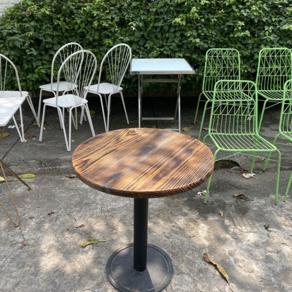 Thanh lý bàn cafe chân sắt mặt gỗ sồi mới 90%