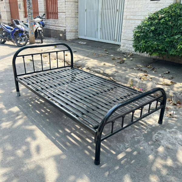 Thanh lý giường sắt 1m2 x 2m mới 95%