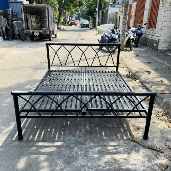 Thanh lý giường sắt 1m6 x 2m màu đen như mới
