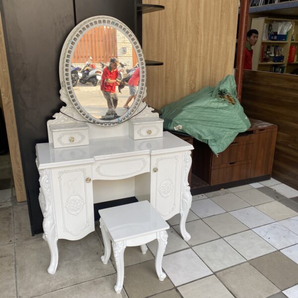 Thanh lý bàn trang điểm nữ hoàng kim mới 95% BTD04