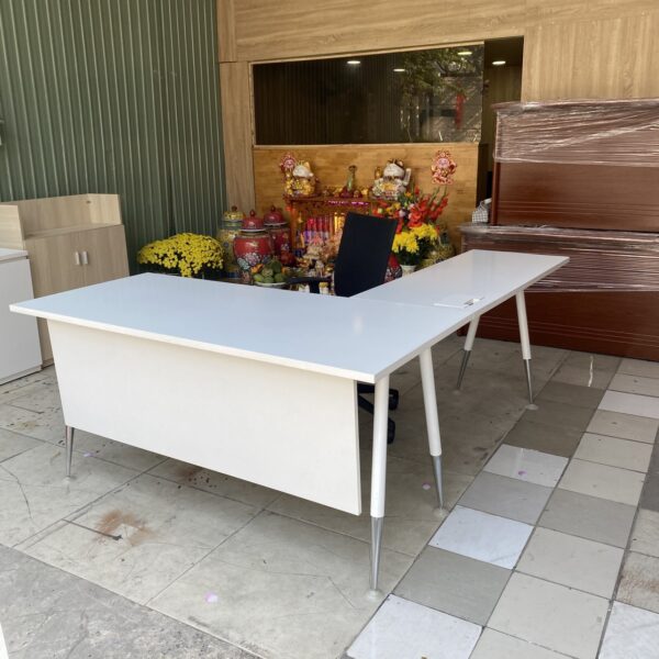 Thanh lý bàn L chân sắt cao cấp như mới