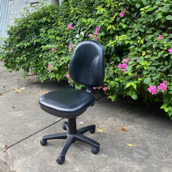 Ghế nhân viên văn phòng bọc da màu đen cũ đẹp
