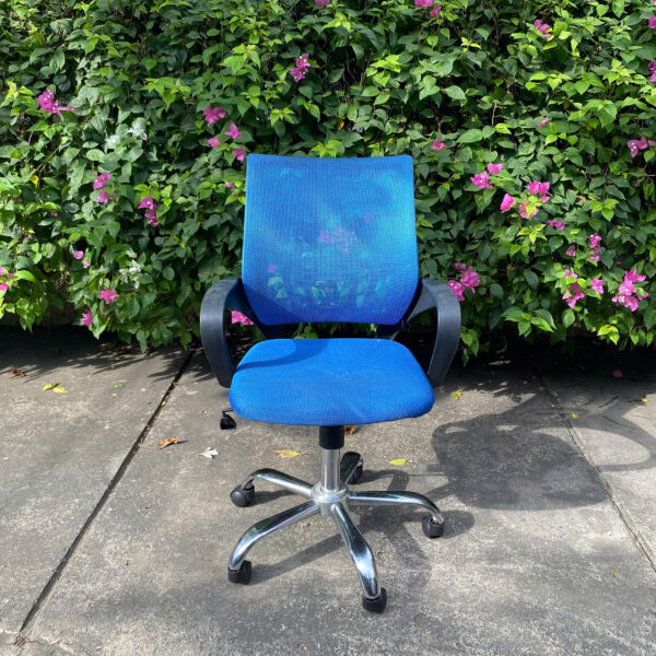 Ghế xoay văn phòng lưng lưới màu xanh mới 90%