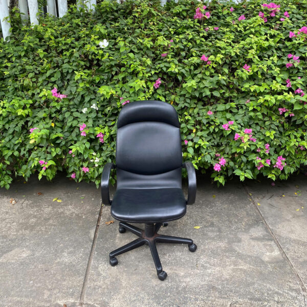 Thanh lý ghế xoay da màu đen có tay giá rẻ