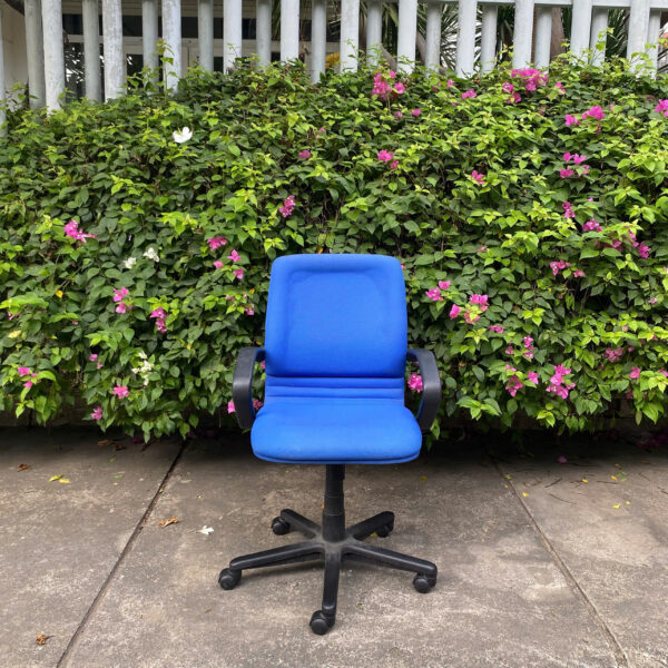 Ghế xoay bọc vải màu xanh cũ đẹp