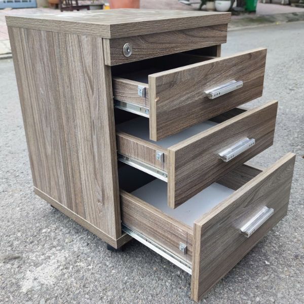 Tủ cabin 3 ngăn gỗ màu nâu cũ có khóa bền đẹp