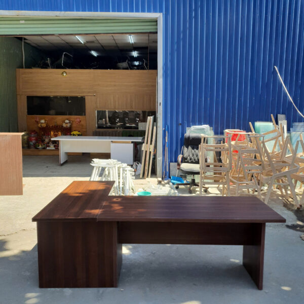 Thanh lý bàn giám đốc kích thước lớn 2m4 x 1m7