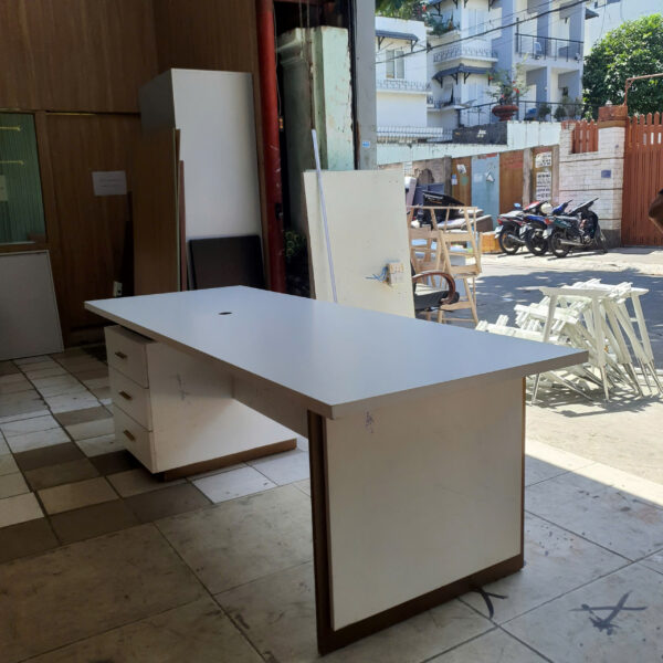 Thanh lý bàn giám đốc 2m4 x 80cm màu trắng giá rẻ