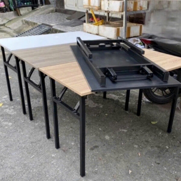 Thanh lý bàn làm việc chân sắt 1m2 xếp giá rẻ