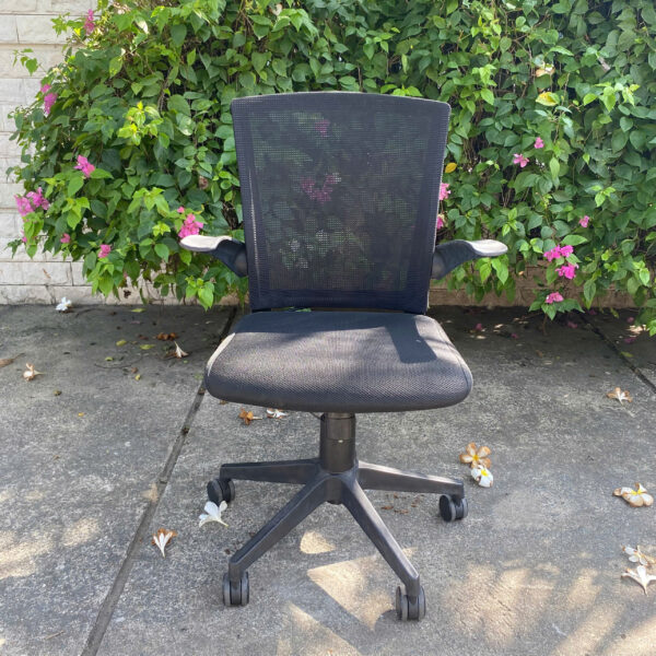 Ghế xoay văn phòng lưng lưới đen mới 90%