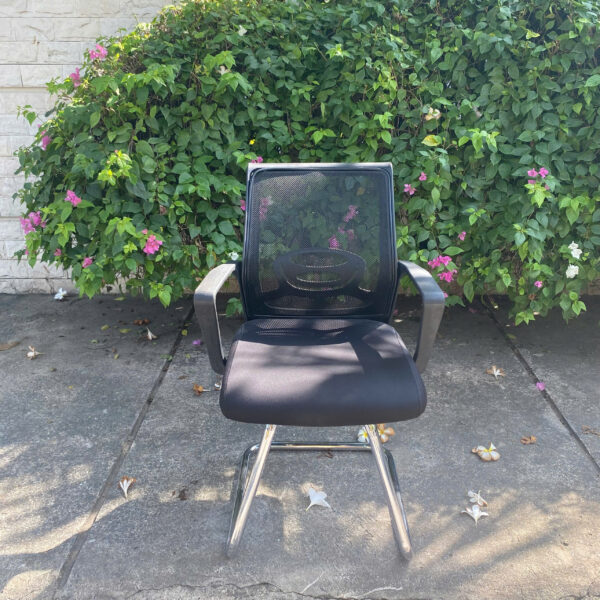 Ghế lưới chân quỳ inox màu đen mới 90%