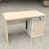 Bàn làm việc 1m2 màu kem hiện đại