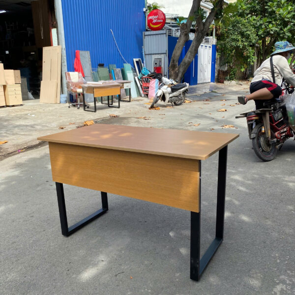 Bàn làm việc chân sắt 1m2 có hộc bền đẹp mới 100%