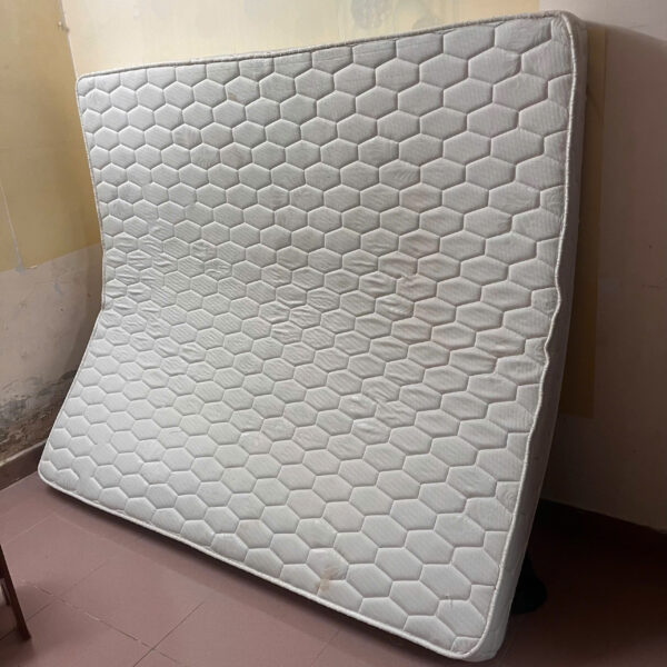 Thanh lý nệm 1m8x2m màu trắng dùng còn tốt