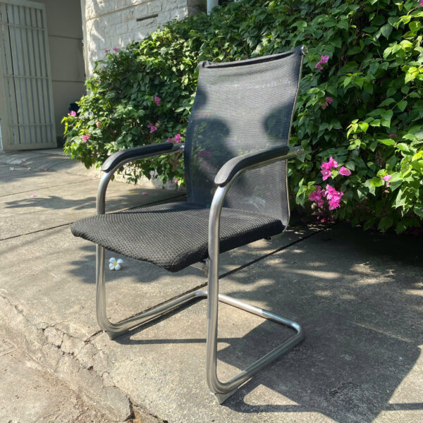 Ghế văn phòng lưng lưới chân quỳ cũ đẹp