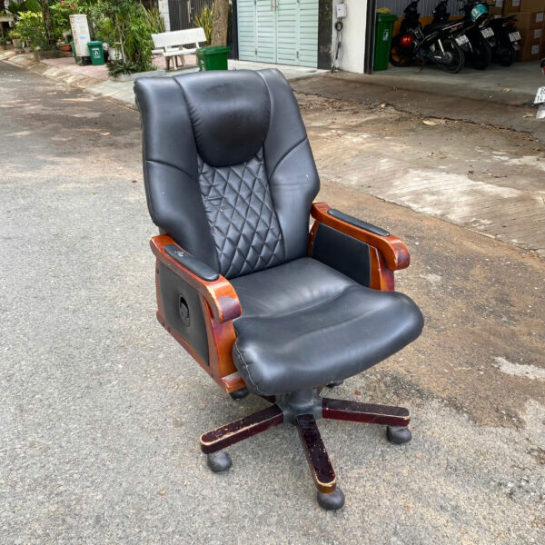 Ghế giám đốc đen cũ bọc da chân gỗ giá rẻ