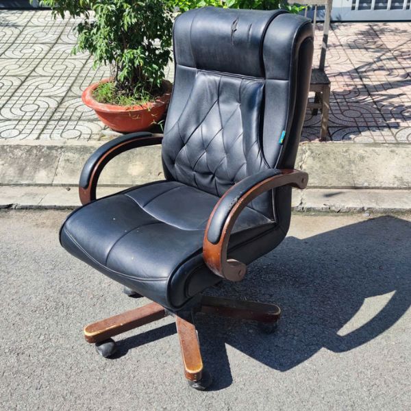 Ghế giám đốc bọc da cũ dùng còn tốt