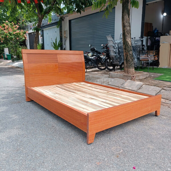 Giường gỗ công nghiệp nâu 1m4x2m thanh lý