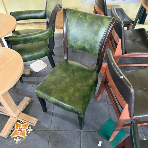 Ghế cafe vintage da khung gỗ mới 90%