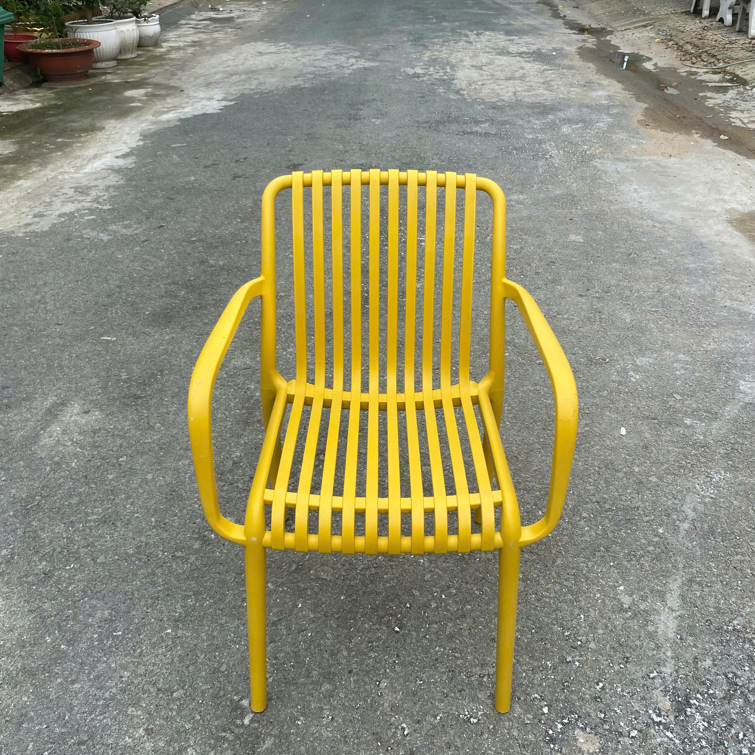 ghe-cafe-nhua-duc-lung-soc-co-tay