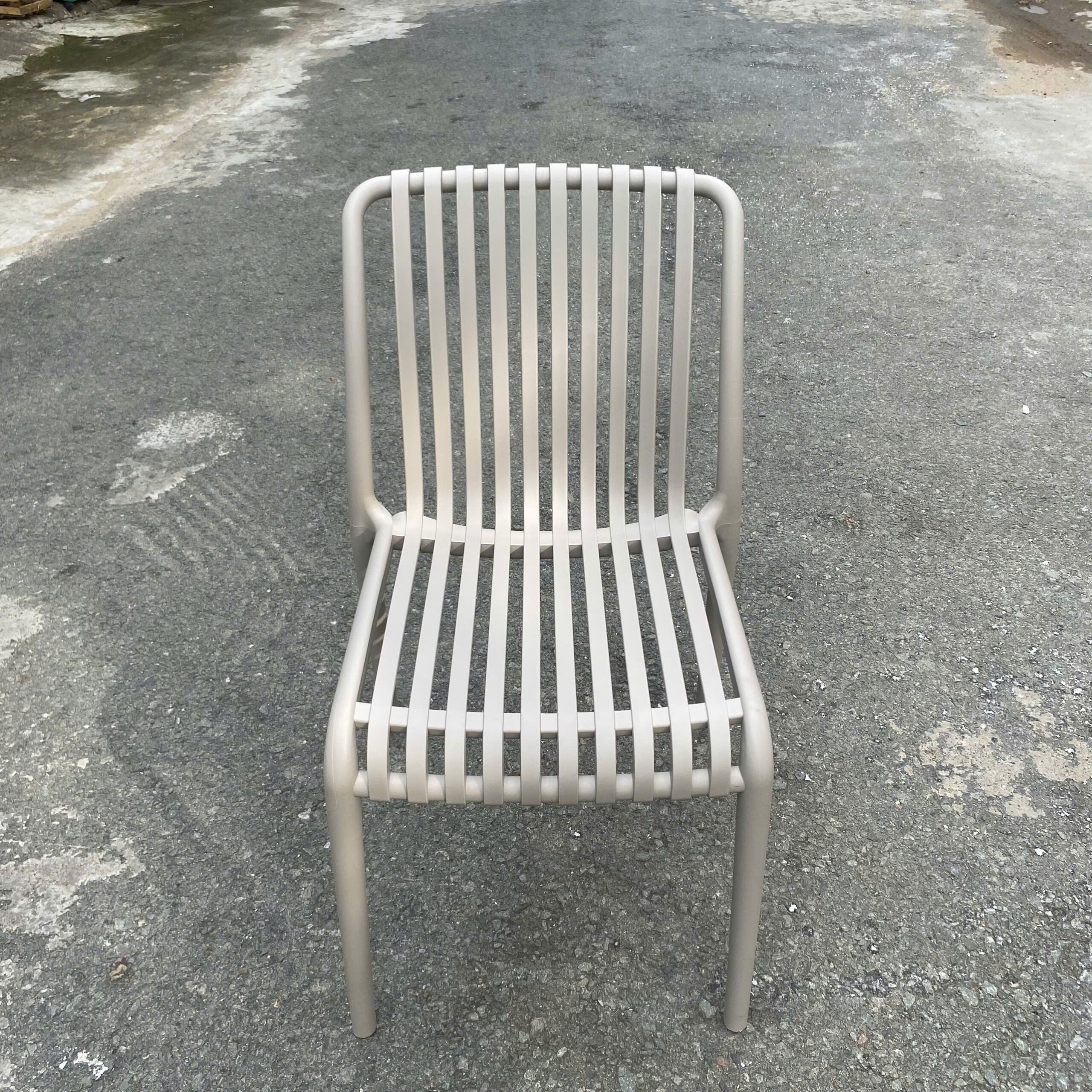 ghe-cafe-nhua-duc-lung-soc-khong-tay