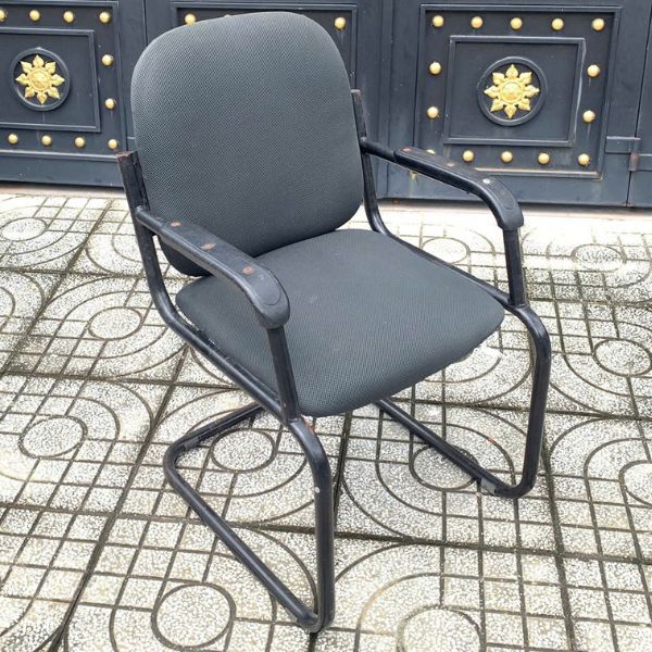 Ghế chân quỳ văn phòng bọc vải khung sắt cũ đẹp