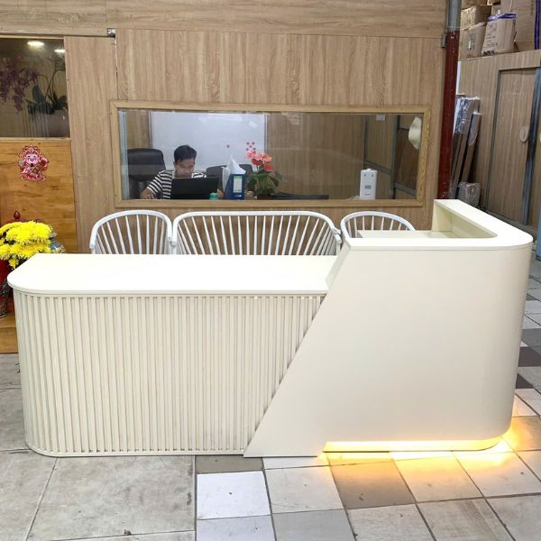 Quầy lễ tân bo cong ốp gỗ màu kem hiện đại